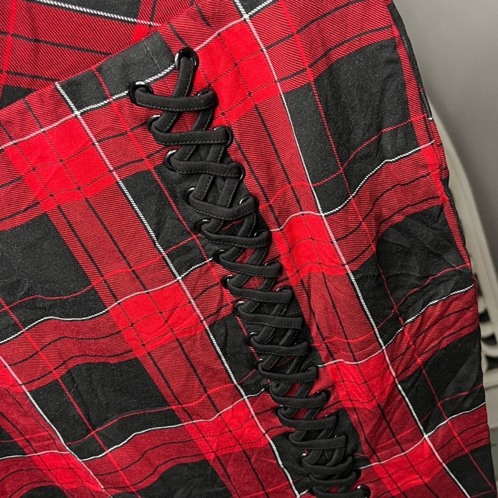 Torrid Mini Studio Luxe Ponte Lace-Up Plaid Pencil Skirt Size NWOT 2X Red Black - Picture 5 of 10